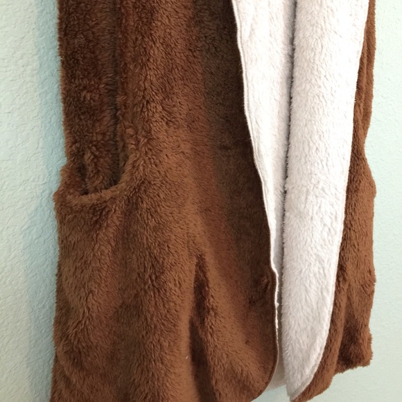 1-Day Deal! 🎉 LAST ONE! Fuzzy Hooded Vest - Picture 7 of 8